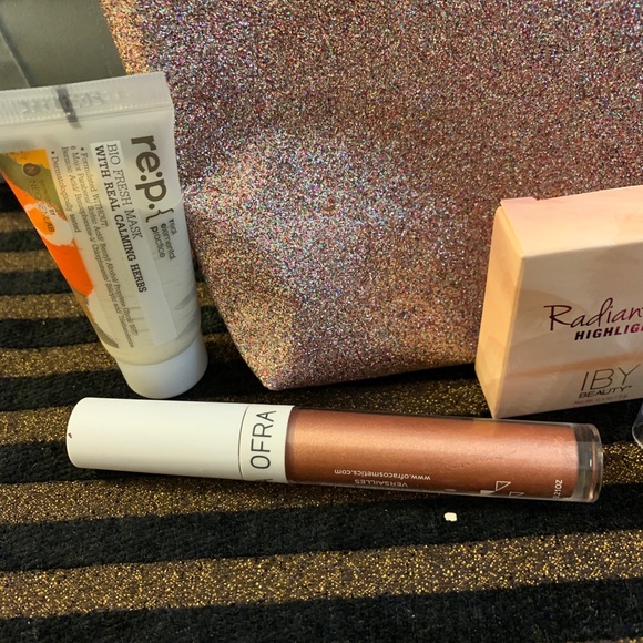 Never used makeup with new makeup bag $10 - Picture 3 of 4